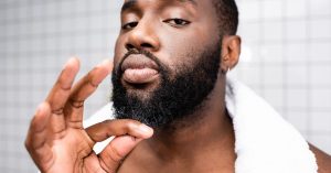 Donkere man stimuleert zijn bardgroei