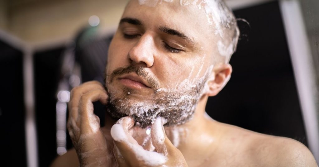 Man wast zich met de beste baardshampoo
