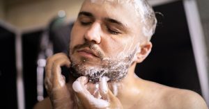 Man wast zich met de beste baardshampoo