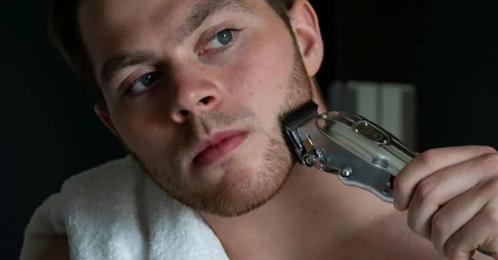 Man scheert baard met tondeuse