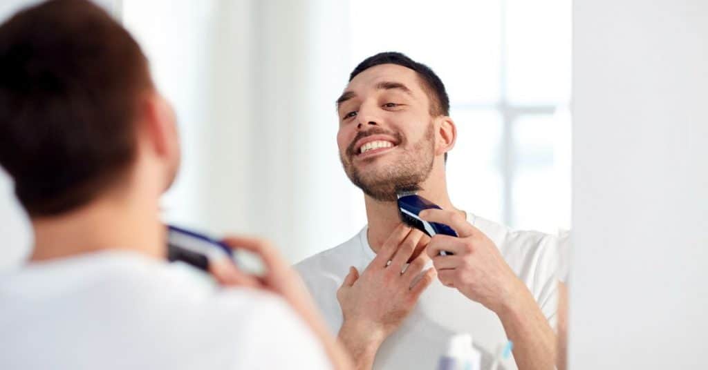 Man scheert zijn baard met een van de beste baardtrimmers