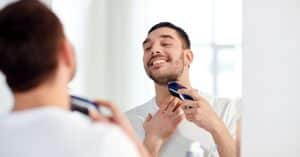 Man scheert zijn baard met een van de beste baardtrimmers