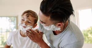 Vader smeert beste scheerschuim op gezicht van zijn zoon