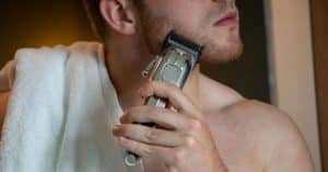 Man met baard scheert baard met revahs JM-103 tondeuse