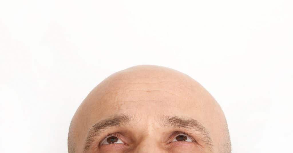 Kale man die zojuist zijn hoofd kaal heeft geschoren met de beste tondeuse voor kaal hoofd.