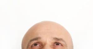 Kale man die zojuist zijn hoofd kaal heeft geschoren met de beste tondeuse voor kaal hoofd.