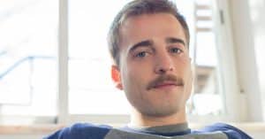 Jongeman met een normale snor