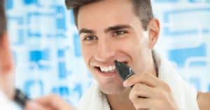 Man met een van de beste neustrimmers