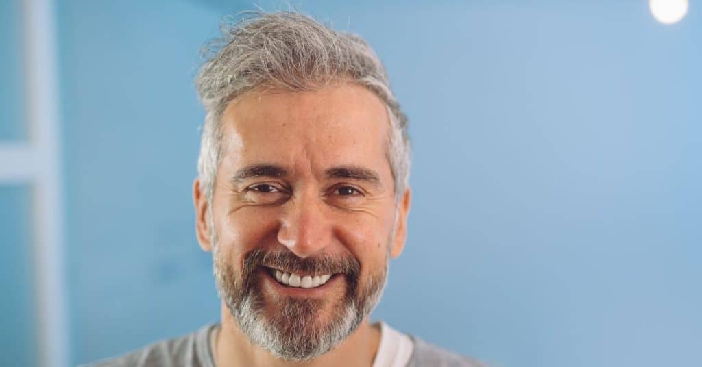 Man met grijs haar en een grijs bruine baard