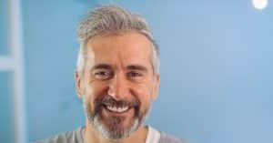 Man met grijs haar en een grijs bruine baard