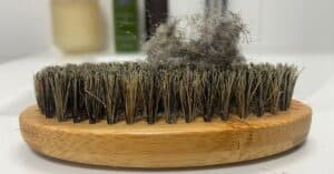 Baardborstel met haar en vuilresten