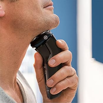 Man scheert kin met scheerapparaat