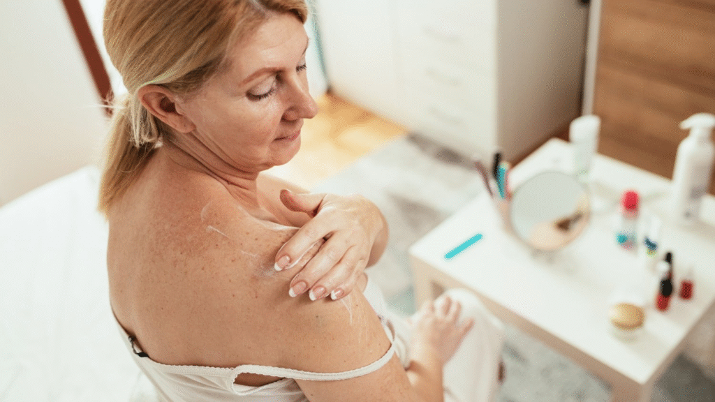 Vrouw brengt Bodylotion aan op oudere huid. 